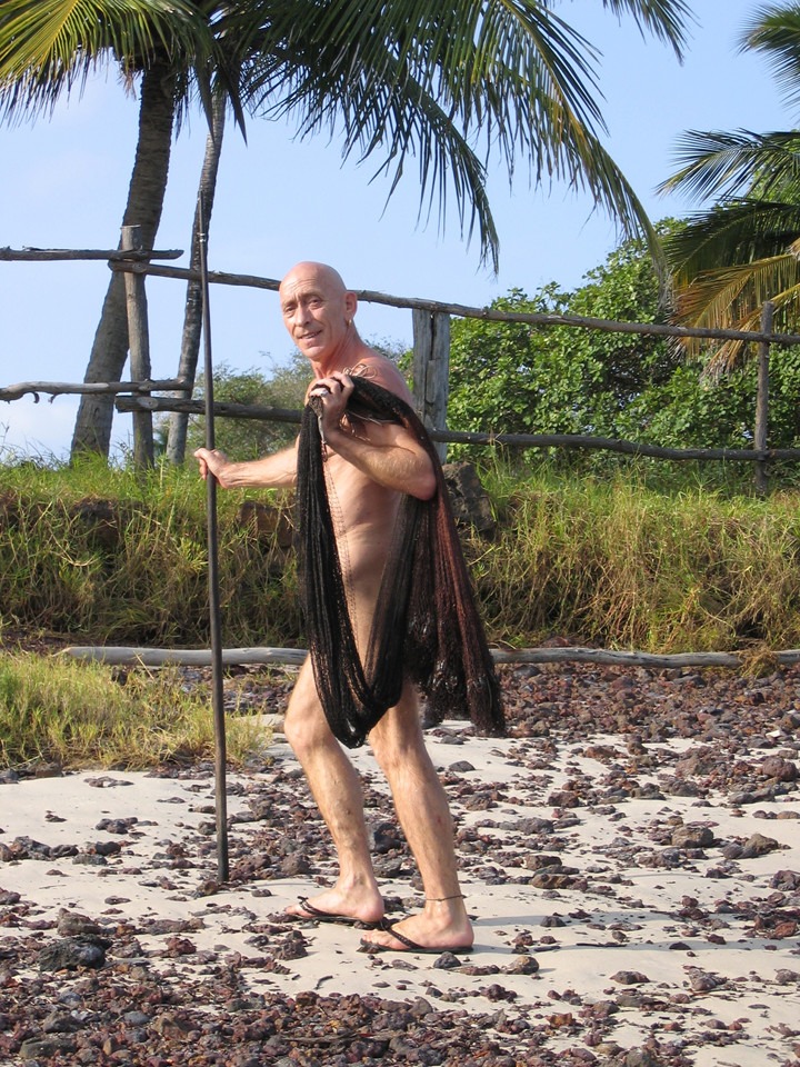 Andro mit Fischernetz auf der Insel