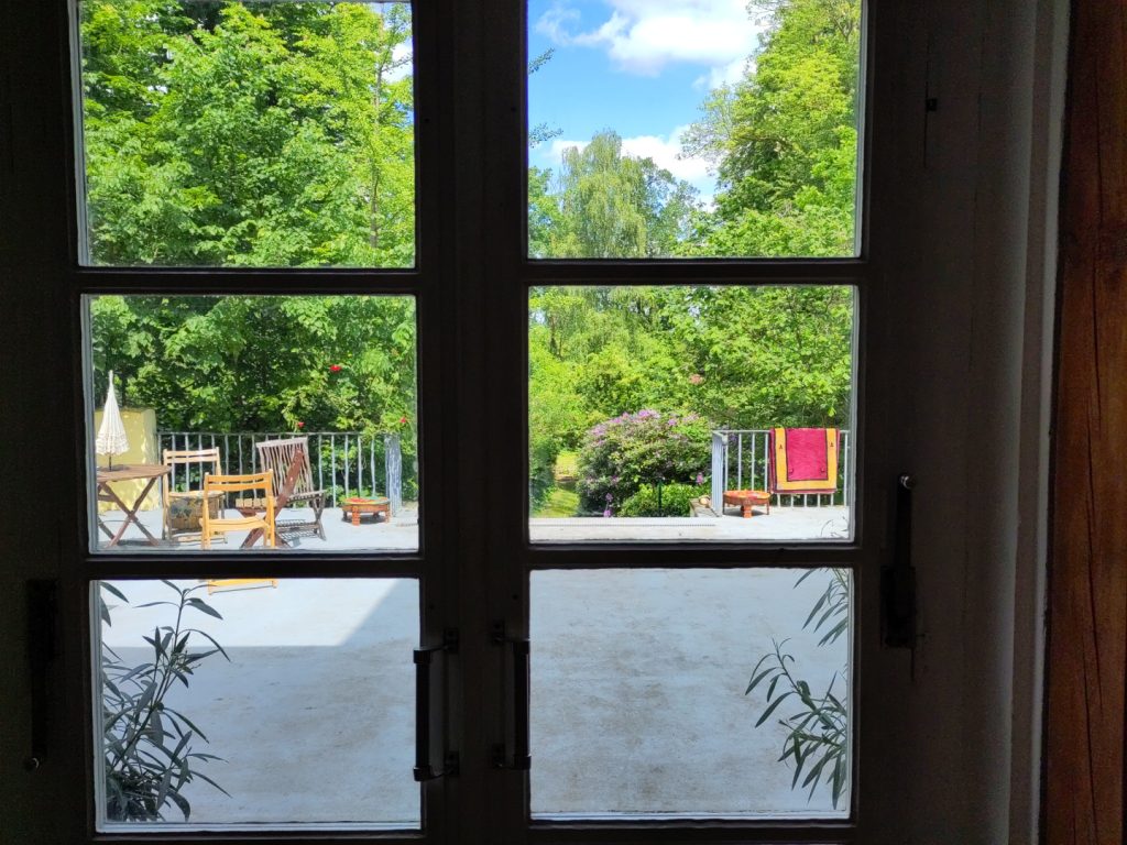 Blick aus dem Gruppenschlafraum in den Garten